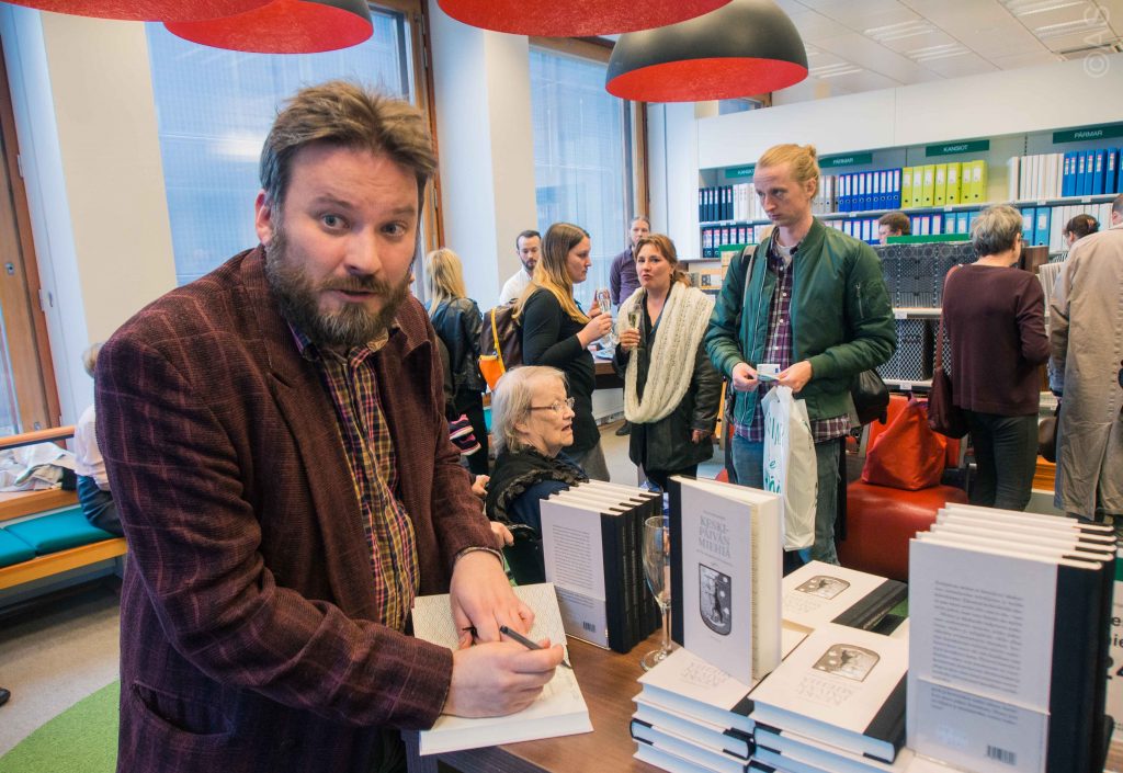 Keskipäivän mies Ville Hänninen Akateemisessa kirjakaupassa teoksensa julkistamistilaisuudessa.
